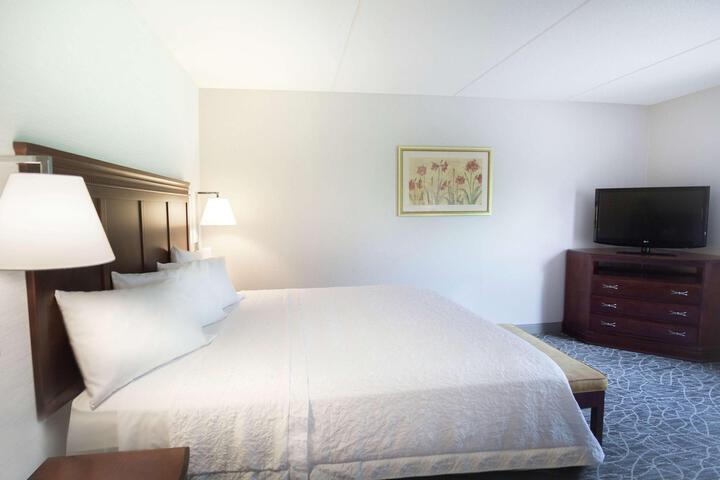 1 King Bed (4 of 24)