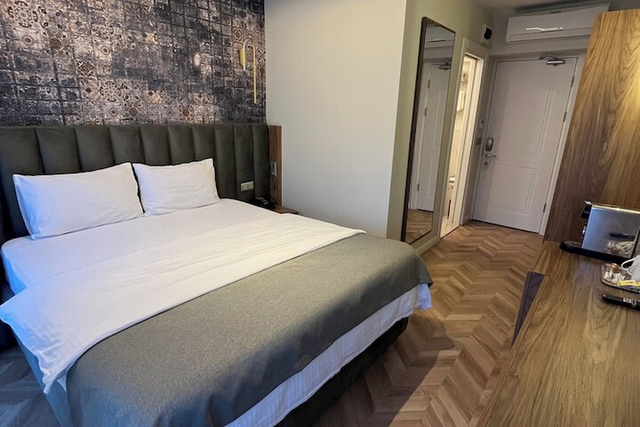Room 10 of 33