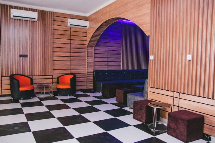 Lounge 32 of 37