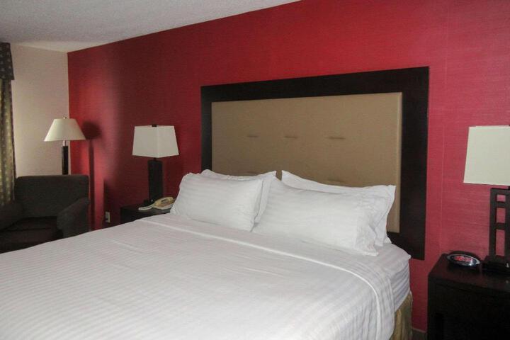 1 King Bed (4 of 4)