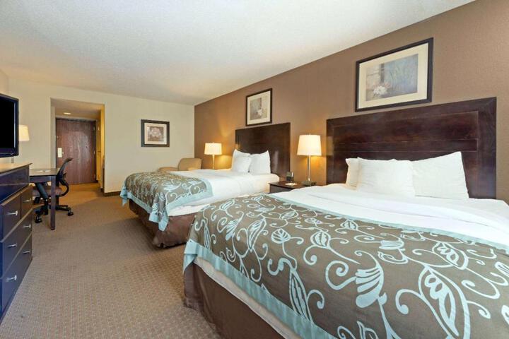 2 Queen Beds (6 of 13)