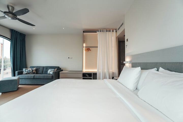 Room 28 of 103