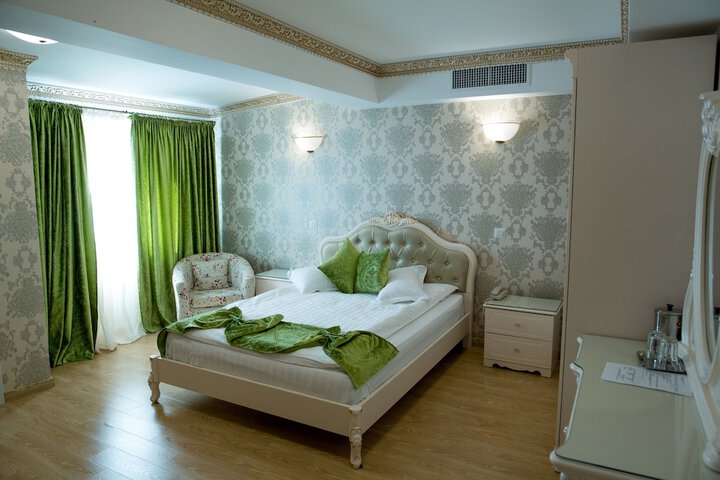 Room 13 of 38