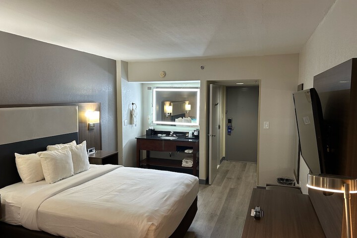 1 Queen Bed (4 of 6)
