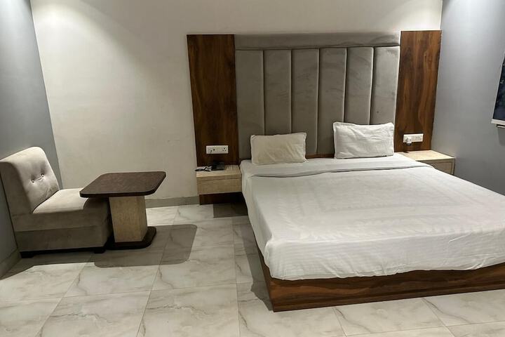Room 10 of 26