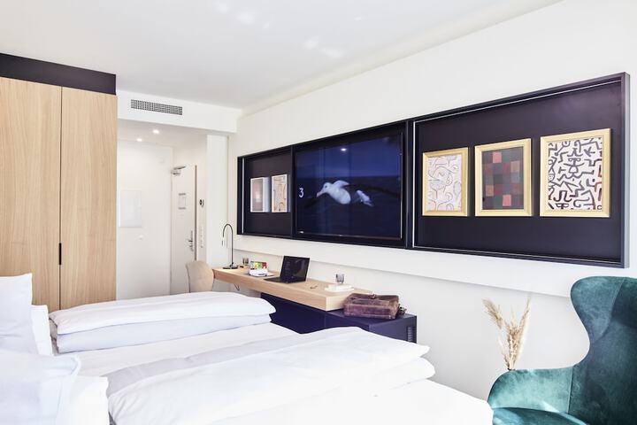 Room 10 of 25
