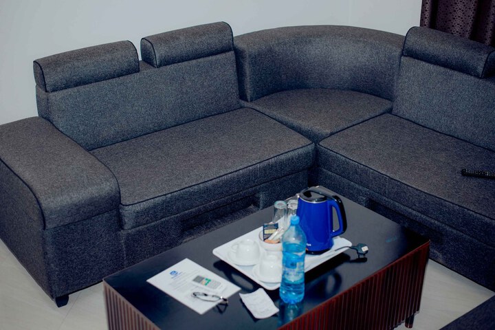 Room 6 of 18