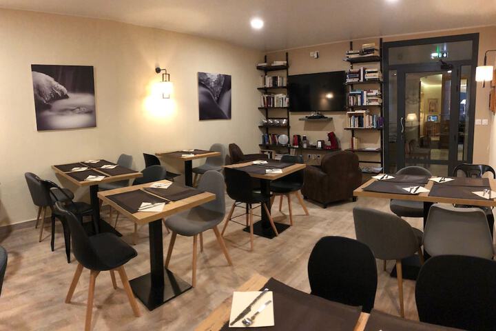 Lounge 20 of 30