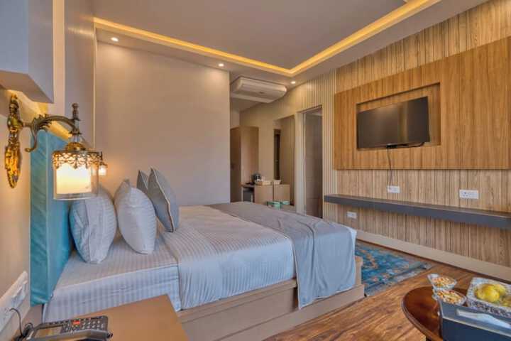 Room 4 of 38