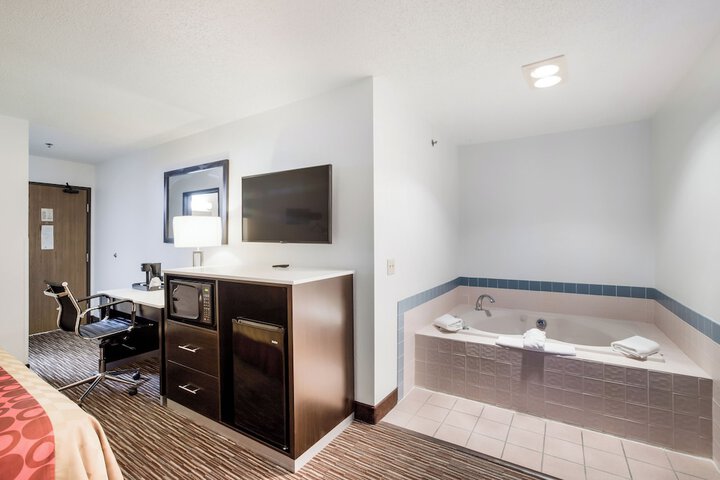 Executive Suite King Bed Sofa (3 of 11)