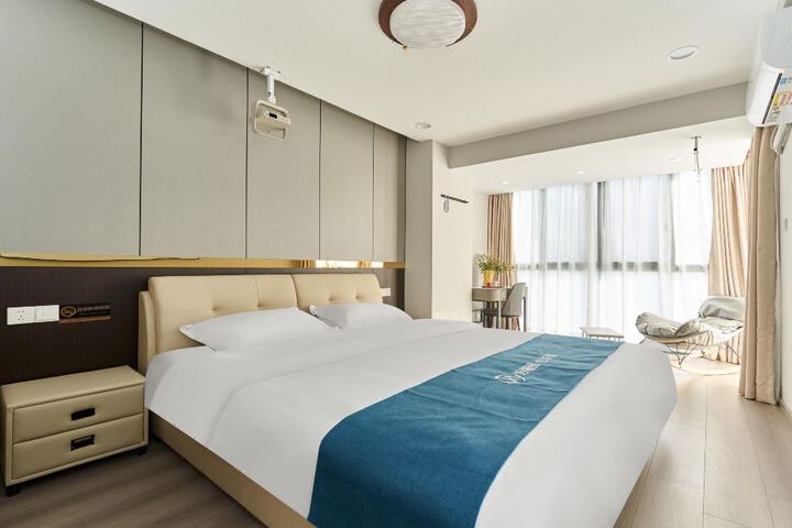 Rujia Hotel Nanjing South Railway Station Mingfa square subway station store