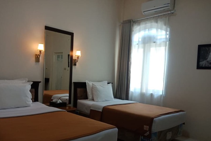 Room 8 of 42