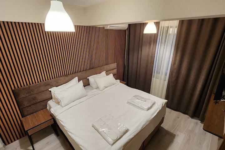 Room 6 of 33