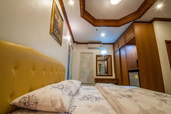 Room 6 of 28