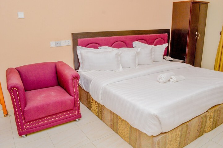 Room 6 of 12