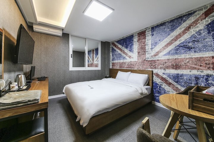 Room 4 of 28