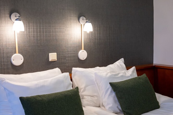 Room 32 of 60
