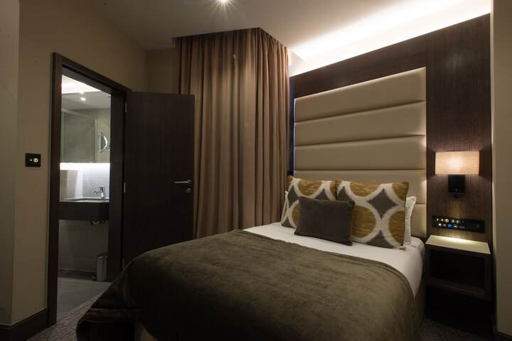 Room 9 of 100