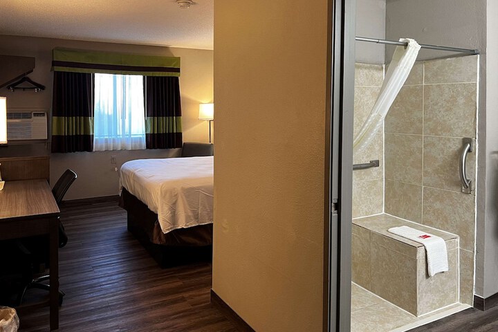 1 Queen Bed (2 of 8)