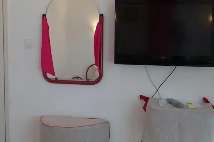 Room 4 of 16
