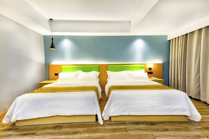 Room 43 of 68