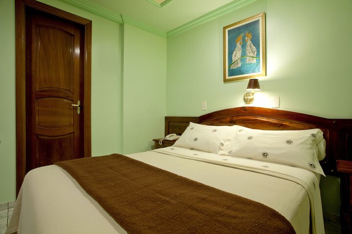 Room 10 of 18