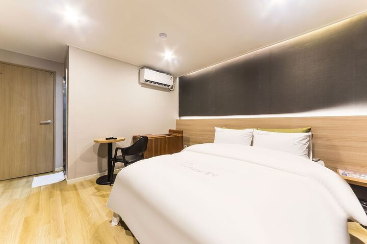 Room 52 of 155