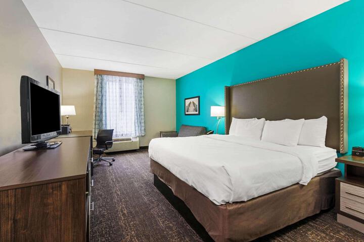1 King Bed Executive Accessible Room (10 of 16)