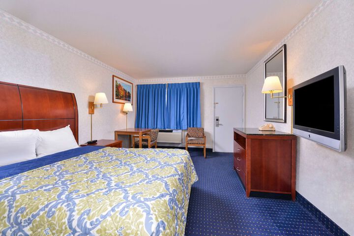 1 Queen Bed (8 of 13)