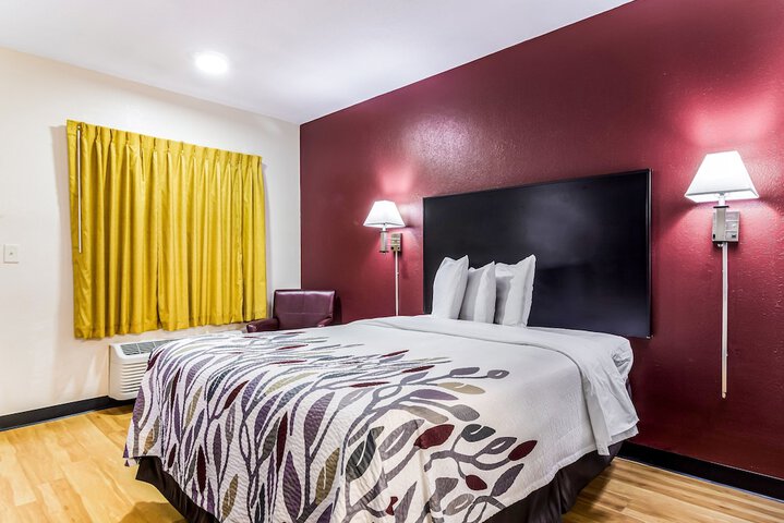 Deluxe Queen Bed (7 of 11)