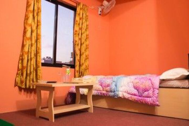 Room 5 of 16