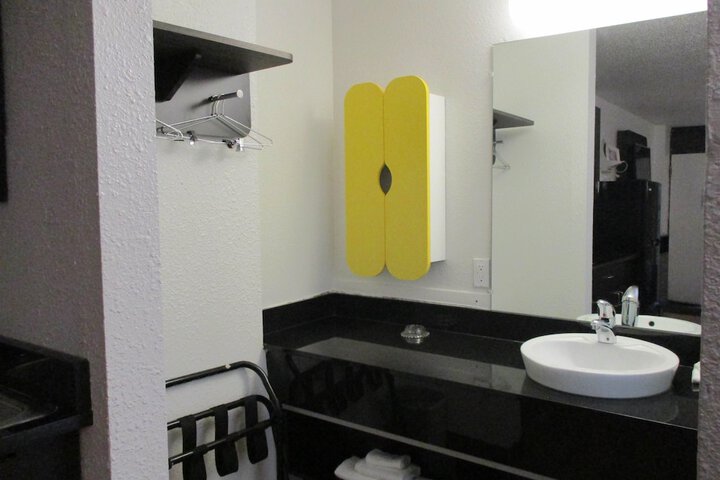 Deluxe Room 1 Queen Bed Kitchenette (8 of 24)