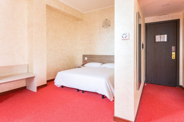 Room 12 of 23