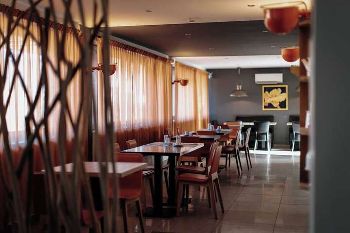 Dining 16 of 29