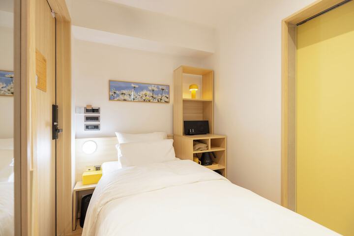 Room 7 of 152