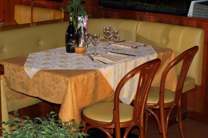 Dining 31 of 42