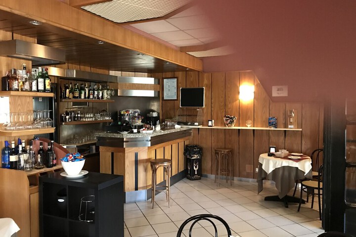Lounge 13 of 48