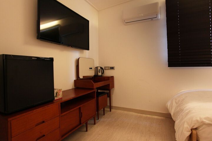 Room 98 of 198