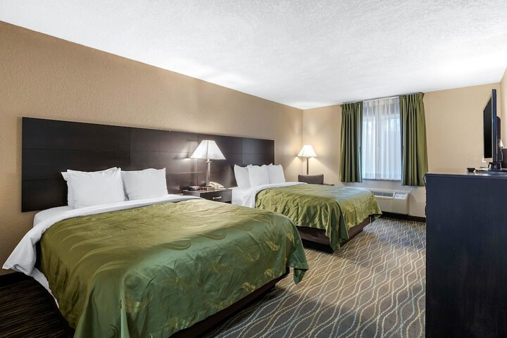 1 Queen Bed (15 of 18)