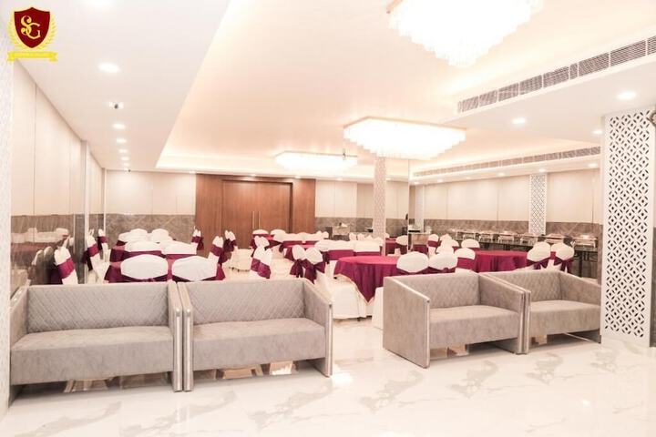 Ballroom/Hall 28 of 30