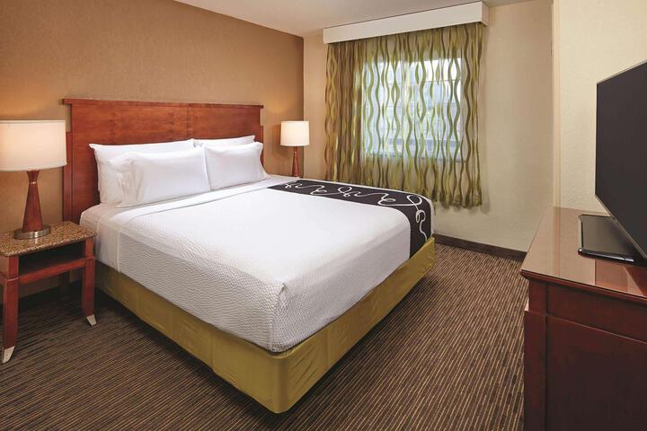 1 Queen Bed Accessible Room (10 of 11)