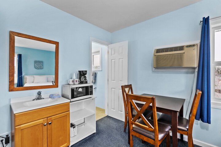 Room 8 of 90