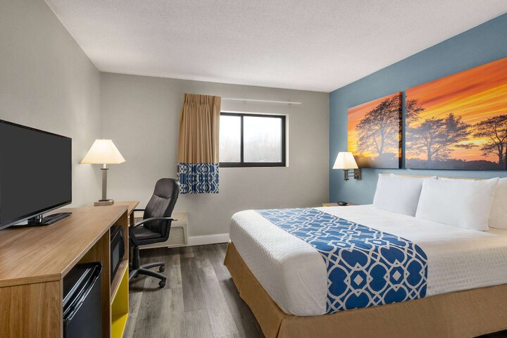 1 Queen Bed (8 of 9)