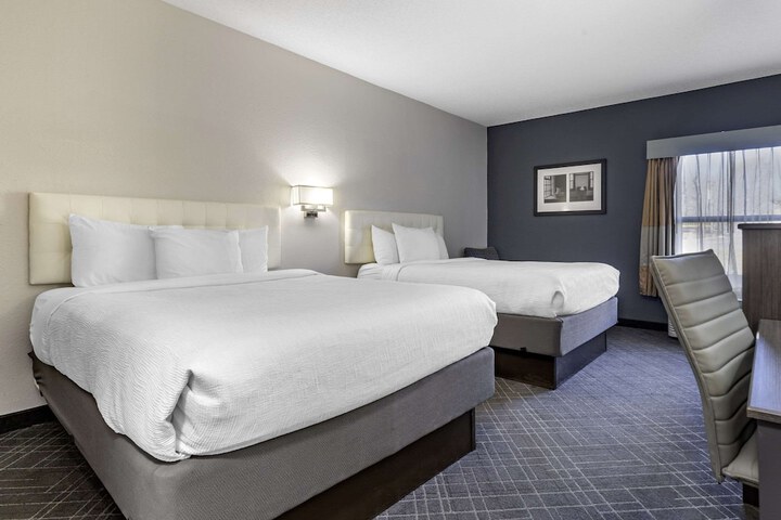 1 Queen Bed (7 of 9)