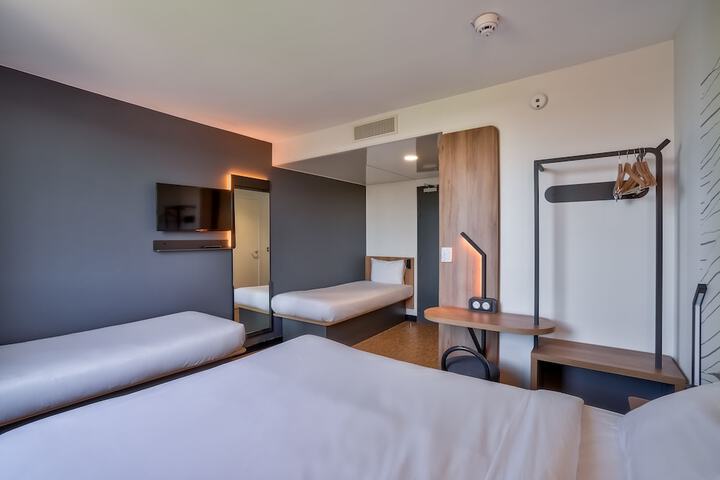 Room 11 of 37