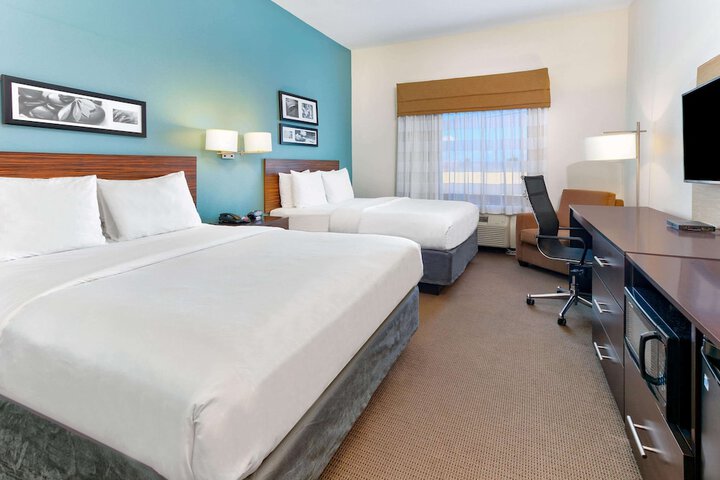 2 Queen Beds (7 of 8)