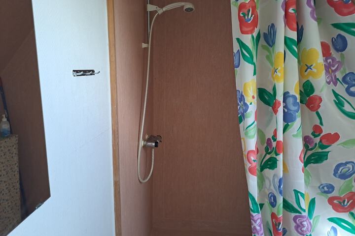 Room 6 of 8