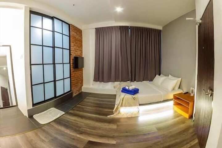 Room 6 of 18