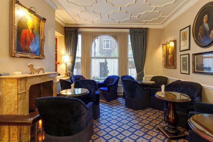 Lounge 105 of 124