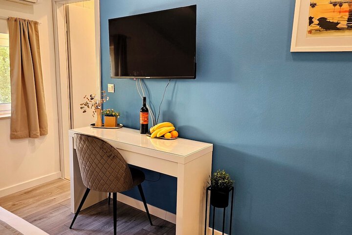 Room 12 of 140